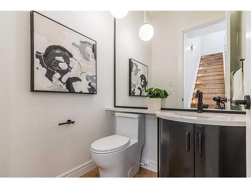 2041 48 Avenue Sw, Calgary, AB - Indoor Photo Showing Bathroom