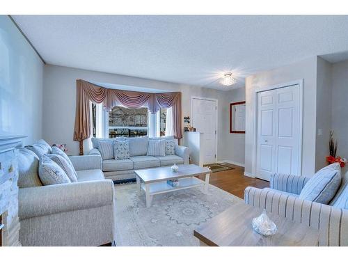 198 Hidden Valley Villas Nw, Calgary, AB - Indoor Photo Showing Living Room