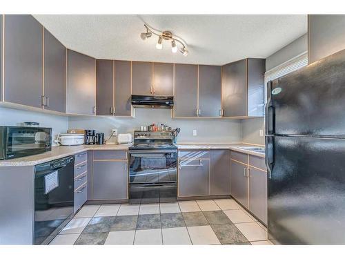 55 Penworth Close Se, Calgary, AB - Indoor Photo Showing Kitchen