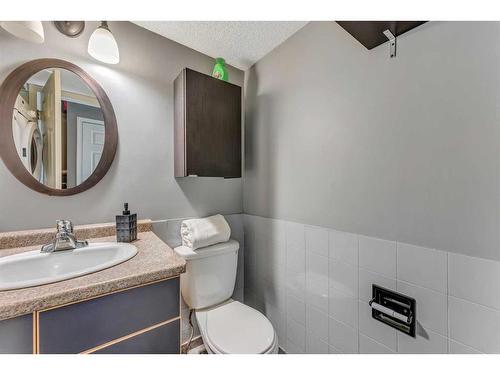 55 Penworth Close Se, Calgary, AB - Indoor Photo Showing Bathroom