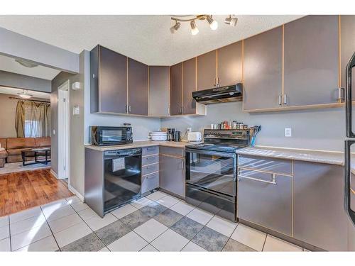 55 Penworth Close Se, Calgary, AB - Indoor Photo Showing Kitchen