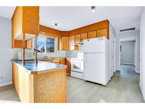 5403 Rundleview Road Ne, Calgary, AB - Indoor Photo Showing Kitchen