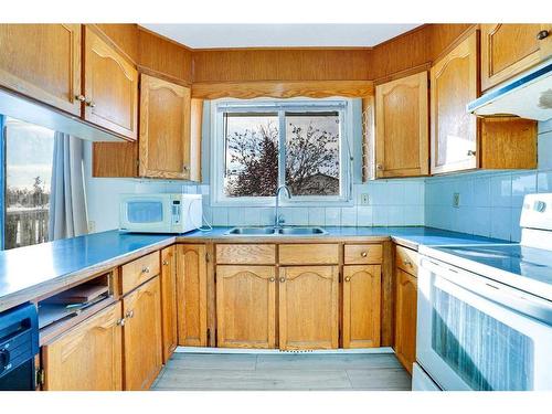 5403 Rundleview Road Ne, Calgary, AB - Indoor Photo Showing Kitchen