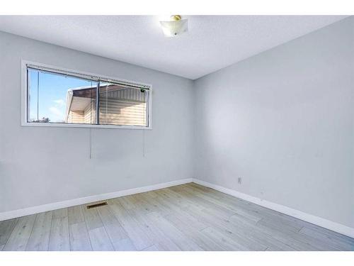 5403 Rundleview Road Ne, Calgary, AB - Indoor Photo Showing Other Room