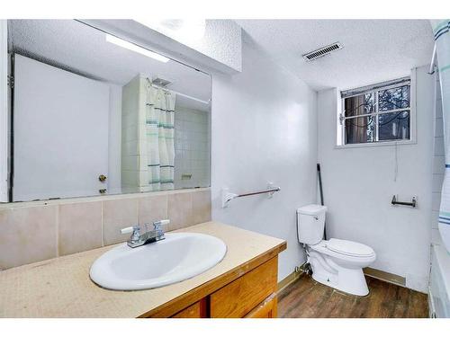 5403 Rundleview Road Ne, Calgary, AB - Indoor Photo Showing Bathroom