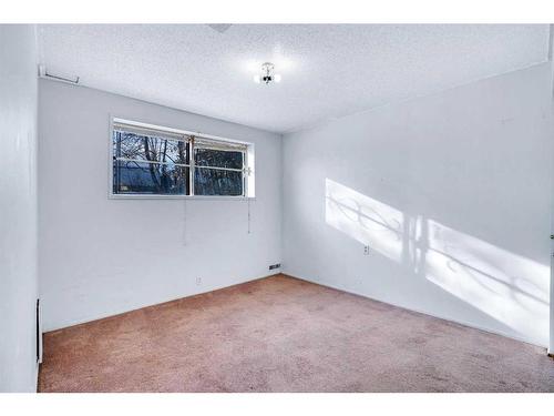 5403 Rundleview Road Ne, Calgary, AB - Indoor Photo Showing Other Room