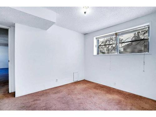 5403 Rundleview Road Ne, Calgary, AB - Indoor Photo Showing Other Room