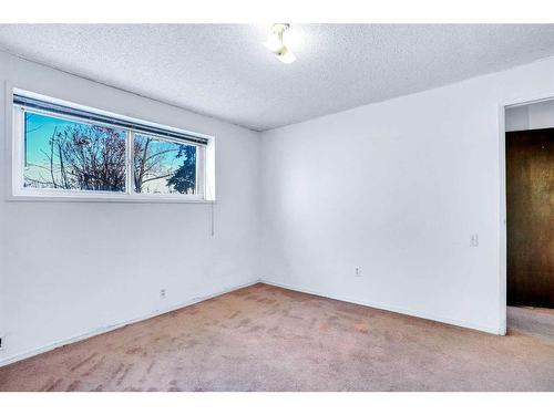 5403 Rundleview Road Ne, Calgary, AB - Indoor Photo Showing Other Room