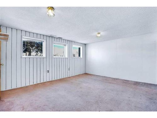 5403 Rundleview Road Ne, Calgary, AB - Indoor Photo Showing Other Room