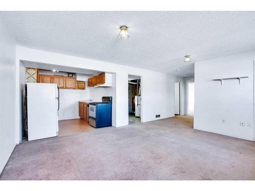 5403 Rundleview Road Ne, Calgary, AB - Indoor Photo Showing Kitchen