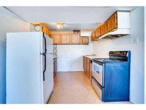 5403 Rundleview Road Ne, Calgary, AB - Indoor Photo Showing Kitchen