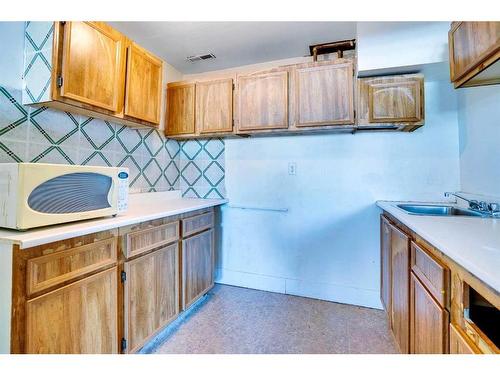 5403 Rundleview Road Ne, Calgary, AB - Indoor Photo Showing Kitchen