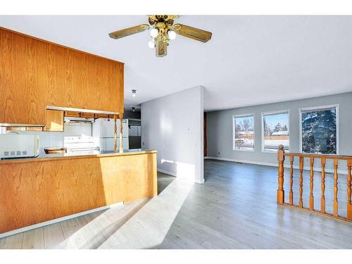 5403 Rundleview Road Ne, Calgary, AB - Indoor Photo Showing Kitchen