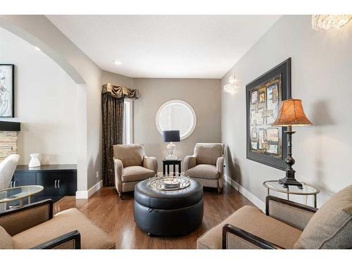 2940 Signal Hill Drive Sw, Calgary, AB - Indoor Photo Showing Living Room