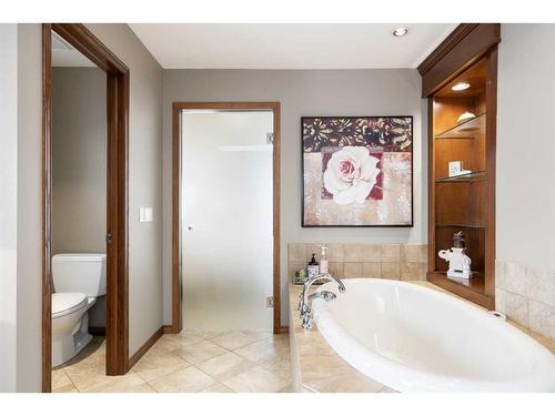 2940 Signal Hill Drive Sw, Calgary, AB - Indoor Photo Showing Bathroom