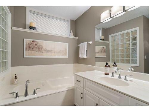 2940 Signal Hill Drive Sw, Calgary, AB - Indoor Photo Showing Bathroom