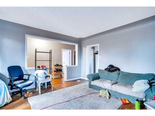 1820 38 Street Se, Calgary, AB - Indoor Photo Showing Living Room