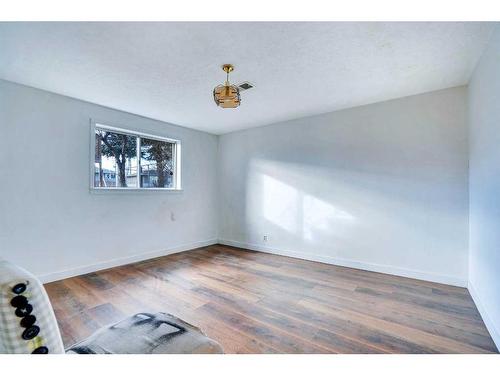 1820 38 Street Se, Calgary, AB - Indoor Photo Showing Other Room