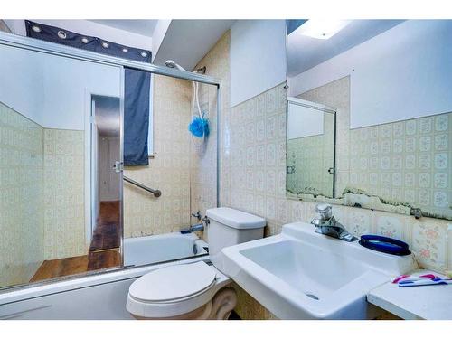 1820 38 Street Se, Calgary, AB - Indoor Photo Showing Bathroom