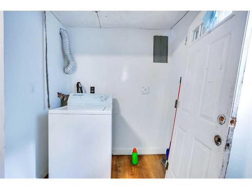 1820 38 Street Se, Calgary, AB - Indoor Photo Showing Laundry Room