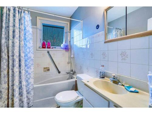 1820 38 Street Se, Calgary, AB - Indoor Photo Showing Bathroom