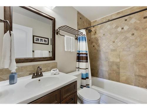 636 Templeside Road Ne, Calgary, AB - Indoor Photo Showing Bathroom