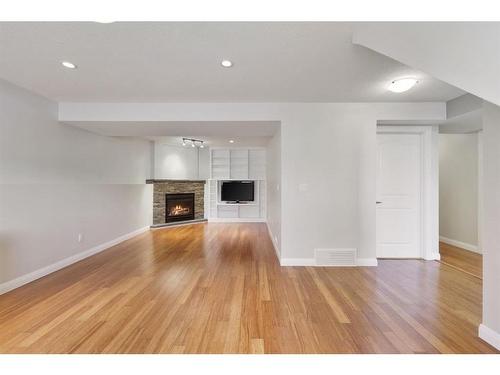 636 Templeside Road Ne, Calgary, AB - Indoor Photo Showing Living Room With Fireplace