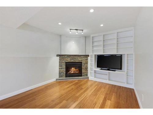 636 Templeside Road Ne, Calgary, AB - Indoor Photo Showing Living Room With Fireplace