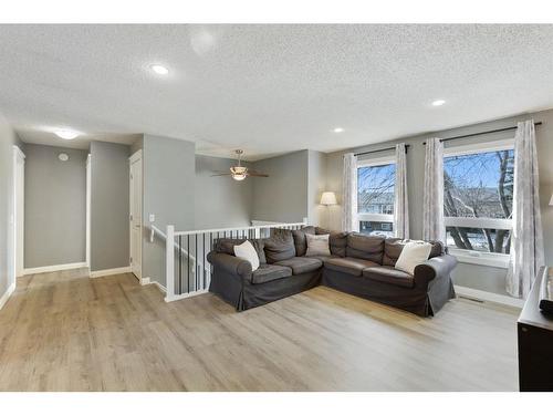 636 Templeside Road Ne, Calgary, AB - Indoor Photo Showing Living Room