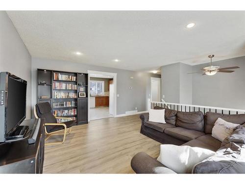 636 Templeside Road Ne, Calgary, AB - Indoor Photo Showing Living Room