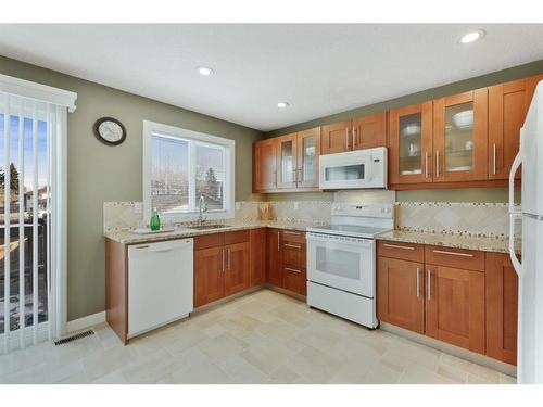 636 Templeside Road Ne, Calgary, AB - Indoor Photo Showing Kitchen