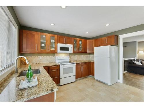 636 Templeside Road Ne, Calgary, AB - Indoor Photo Showing Kitchen