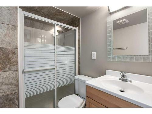 174 Cranfield Green Se, Calgary, AB - Indoor Photo Showing Bathroom