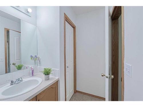 13 Mt Aberdeen Manor Se, Calgary, AB - Indoor Photo Showing Bathroom