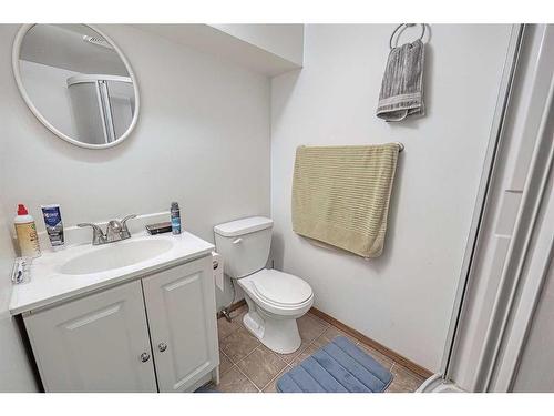 13 Mt Aberdeen Manor Se, Calgary, AB - Indoor Photo Showing Bathroom