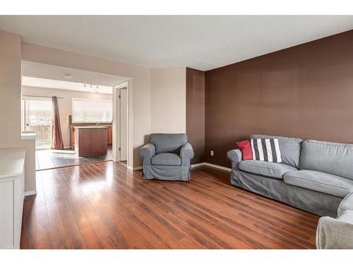 302 Elgin View Se, Calgary, AB - Indoor Photo Showing Living Room