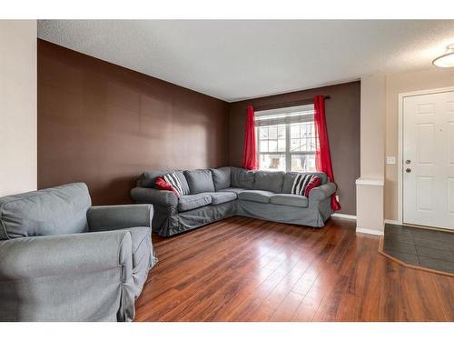 302 Elgin View Se, Calgary, AB - Indoor Photo Showing Living Room