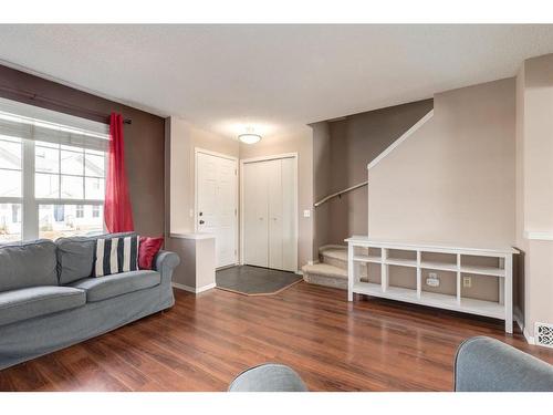 302 Elgin View Se, Calgary, AB - Indoor Photo Showing Living Room