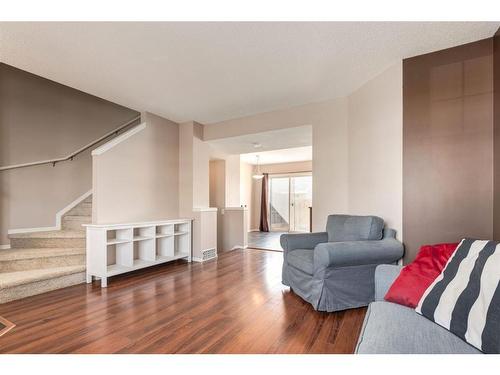 302 Elgin View Se, Calgary, AB - Indoor Photo Showing Living Room