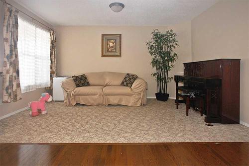 178 Somerglen Way Sw, Calgary, AB - Indoor Photo Showing Living Room