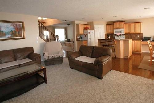 178 Somerglen Way Sw, Calgary, AB - Indoor Photo Showing Living Room