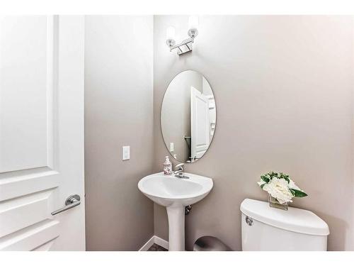 163 Mahogany Grove Se, Calgary, AB - Indoor Photo Showing Bathroom