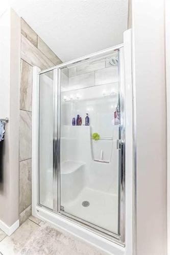 163 Mahogany Grove Se, Calgary, AB - Indoor Photo Showing Bathroom