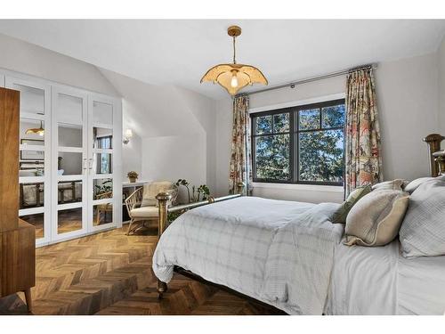 348 Superior Avenue Sw, Calgary, AB - Indoor Photo Showing Bedroom