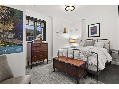 348 Superior Avenue Sw, Calgary, AB - Indoor Photo Showing Bedroom