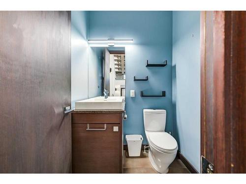 110 18 Street Nw, Calgary, AB - Indoor Photo Showing Bathroom