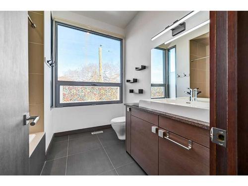 110 18 Street Nw, Calgary, AB - Indoor Photo Showing Bathroom