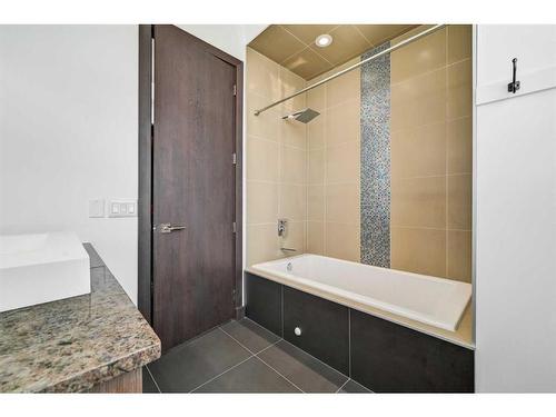 110 18 Street Nw, Calgary, AB - Indoor Photo Showing Bathroom