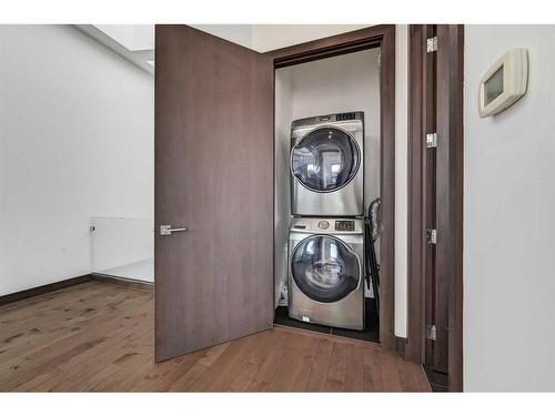 110 18 Street Nw, Calgary, AB - Indoor Photo Showing Laundry Room