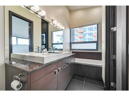 110 18 Street Nw, Calgary, AB - Indoor Photo Showing Bathroom